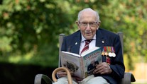 Slávny veterán Tom Moore (100), ktorý vyzbieral milióny pre zdravotníkov, má koronavírus