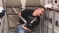 Opitý doktor chcel počas letu otvoriť dvere. Posádka ho musela pripútať o sedadlo