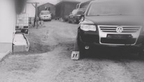 Tragédia pri Žarnovici. Auto vo dvore sa pohlo samé od seba a usmrtilo muža