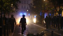 Výtržníci počas piatej noci nepokojov vo Francúzsku zaútočili na dom starostu, násilie však kleslo