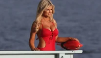 Kočka aj v 49: Ikona z Baywatchu pózovala v červených plavkách po 20 rokoch