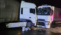 Kolízia kamiónov uzavrela privádzač na D1 v Trenčíne. Prejazdný nebude niekoľko hodín