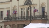 Na budovách ministerstva kultúry pribúdajú vlajky. Na jednej v Košiciach ich napočítali až 11