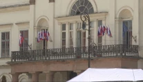 Na budovách ministerstva kultúry pribúdajú vlajky. Na jednej v Košiciach ich napočítali až 11