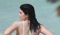 Veľké zadky majú jednoducho v rodine. Kylie ho vytŕčala v zarezaných plavkách