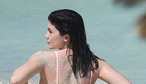 Veľké zadky majú jednoducho v rodine. Kylie ho vytŕčala v zarezaných plavkách