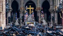 Miliardári a firmy sľúbili na obnovu Notre-Dame už 700 miliónov eur