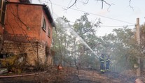 Plamene pri Jadrane. Stovky turistov utekali pred ničivým požiarom