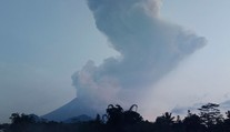 Indonézska sopka Merapi začala chrliť popol a vulkanický materiál