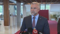 Zatiaľ nie je potvrdené, kto stál za bombovými hrozbami na školách. Koalícia ruskú stopu spochybňuje