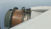 Chvíle strachu. Cestujúci sa s hrôzou dívali, ako lietadlu odpadáva kryt z motora