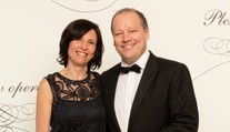 Matthias Settele a jeho partnerka Gerda sú na sobotňajší Ples v opere pripravení