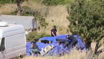 FOTO+VIDEO: Počas obnoveného pátrania v prípade zmiznutej Madeleine McCannovej sa našli časti oblečenia a kostí