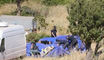 FOTO+VIDEO: Počas obnoveného pátrania v prípade zmiznutej Madeleine McCannovej sa našli časti oblečenia a kostí