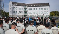 Policajti majú dostať uniformy ušité z kávových škrupín. Opozícia hovorí o nastavení podmienok pre jednu firmu