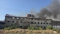 FOTO: V Nových Zámkoch vypukol požiar. Hasiči sa držia v bezpečnej vzdialenosti