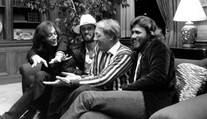Zomrel legendárny hudobný manažér Bee Gees Robert Stigwood