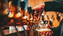 Trik proti rannej opici: Japonci predstavili revolučný pohár na pivo