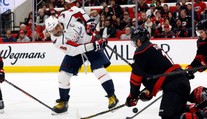 VIDEO: Fehérváry nebodoval, no bolo ho vidieť. Slovák zhodil rukavice a pomohol Capitals k triumfu