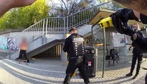 VIDEO: Študenti čakali na autobus, keď sa k nim priblížil muž s nožom. Polícia zverejnila desivé zábery