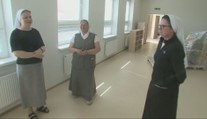 Rehoľné sestry sa zadlžili, aby vybudovali škôlku pre deti z osady. Peniaze na vybavenie tried im však chýbajú