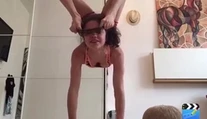 Táto žena asi nemá kosti. Nohami si dala na tvár slnečné okuliare