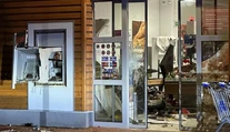 Zlodeji pomocou výbušniny ukradli peniaze z bankomatu v Rohožníku. Polícia zverejnila, akú sumu si odniesli