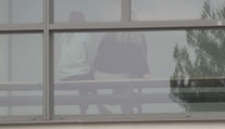 Škandál v Trenčíne. Učiteľ údajne rozposielal žiačkam svoju obnaženú fotku, zakázali mu vstup do školy