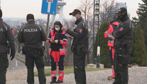 Záchranári protestovali pred parlamentom za vyššie platy. Šéf komory skončil na policajnej stanici