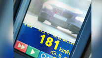 Šialená jazda pri Bánovciach nad Bebravou. Cestný pirát sa cez križovatku rútil rýchlosťou 180 km/h