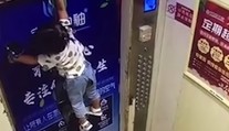 VIDEO: Chvíle hrôzy vo výťahu. Batoľa vymrštilo do vzduchu, za všetko môže vôdzka
