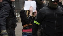 Sheilu, ktorá sa vyhrážala prezidentke, poslal súd do väzby