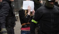 Sheilu, ktorá sa vyhrážala prezidentke, poslal súd do väzby