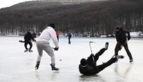 Zamrznuté jazerá lákajú korčuliarov, no môžu byť nebezpečné. Jeden trik dokáže odhaliť, či je ľad dostatočne pevný
