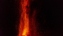 Etna opäť chrlila lávu. Popol pokryl lietadlá aj pristávaciu dráhu letiska v Catanii, prevádzku prerušili
