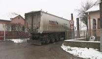 Zákaz vjazdu kamióny nezastavil. Miestni si nevedia dať rady, rozhodovať bude súd