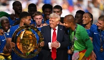 VIDEO: Keď sa niekde fotí, musí tam byť. Trump odmietol odísť z pódia pri oslavách titulu na MS klubov