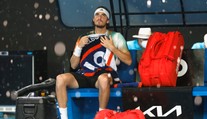 AO: Semifinálové kvarteto je kompletné. Tsitsipas si zmeria sily s Medvedevom