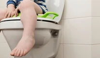 Malý chlapec uviazol hlavou v záchodovom sedadle. Pomôcť mu museli hasiči