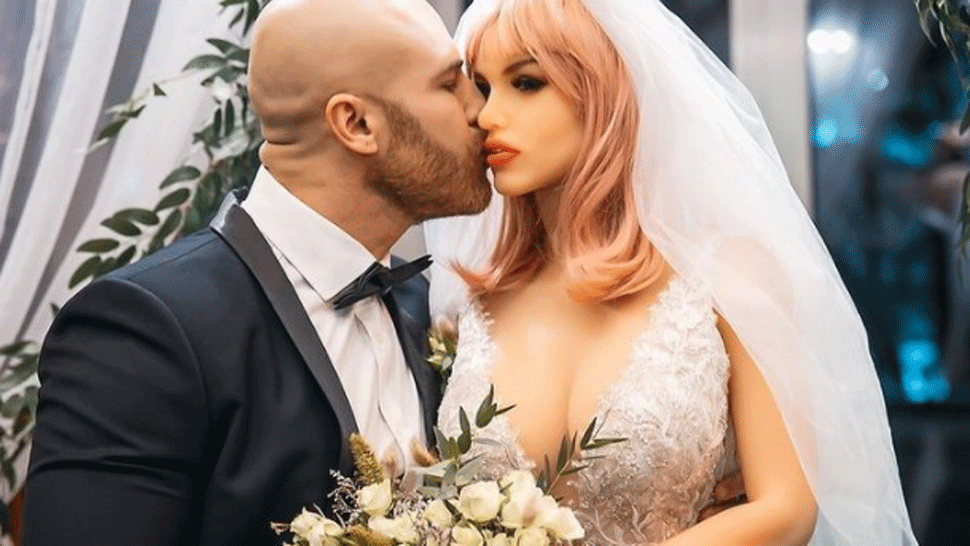 Kulturista sa oženil s erotickou bábikou. Nechýbali svadobné šaty ani závoj