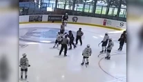 Hráčov vraj posiela na ľad, aby „rezali“ súperov. Česko šokuje správanie trénera detí aj nevídaný moment