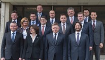 Nová vláda prvýkrát zasadla: Vychutnajte si rodinnú foto celého kabinetu