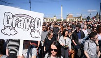 Tisíce ľudí satirickým spôsobom protestovali proti zákazu Pridu v Maďarsku