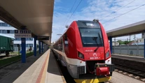 Vlaky cez víkend spomalia. Pre horúčavy môžu meškať aj desiatky minút