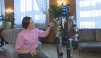 V bratislavskom hoteli nastúpil do služby humanoidný robot. Poradí, obslúži aj zatancuje