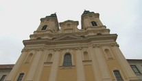 V kostoloch už môže byť viac veriacich. V praxi však stále zostávajú poloprázdne