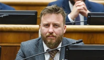 Nečakaný krok Petra Kotlára. Hlasoval s opozíciou, zožal potlesk