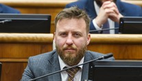 Nečakaný krok Petra Kotlára. Hlasoval s opozíciou, zožal potlesk
