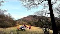 Dramatická nedeľa pri Trenčíne. Dvojica mužov narazila so štvorkolkou do stromu