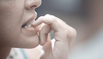 Prečo si ľudia hryzú nechty? Vedci prišli s prekvapivým dôvodom